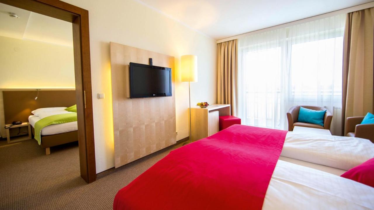Momentum Hotel Аниф Екстериор снимка