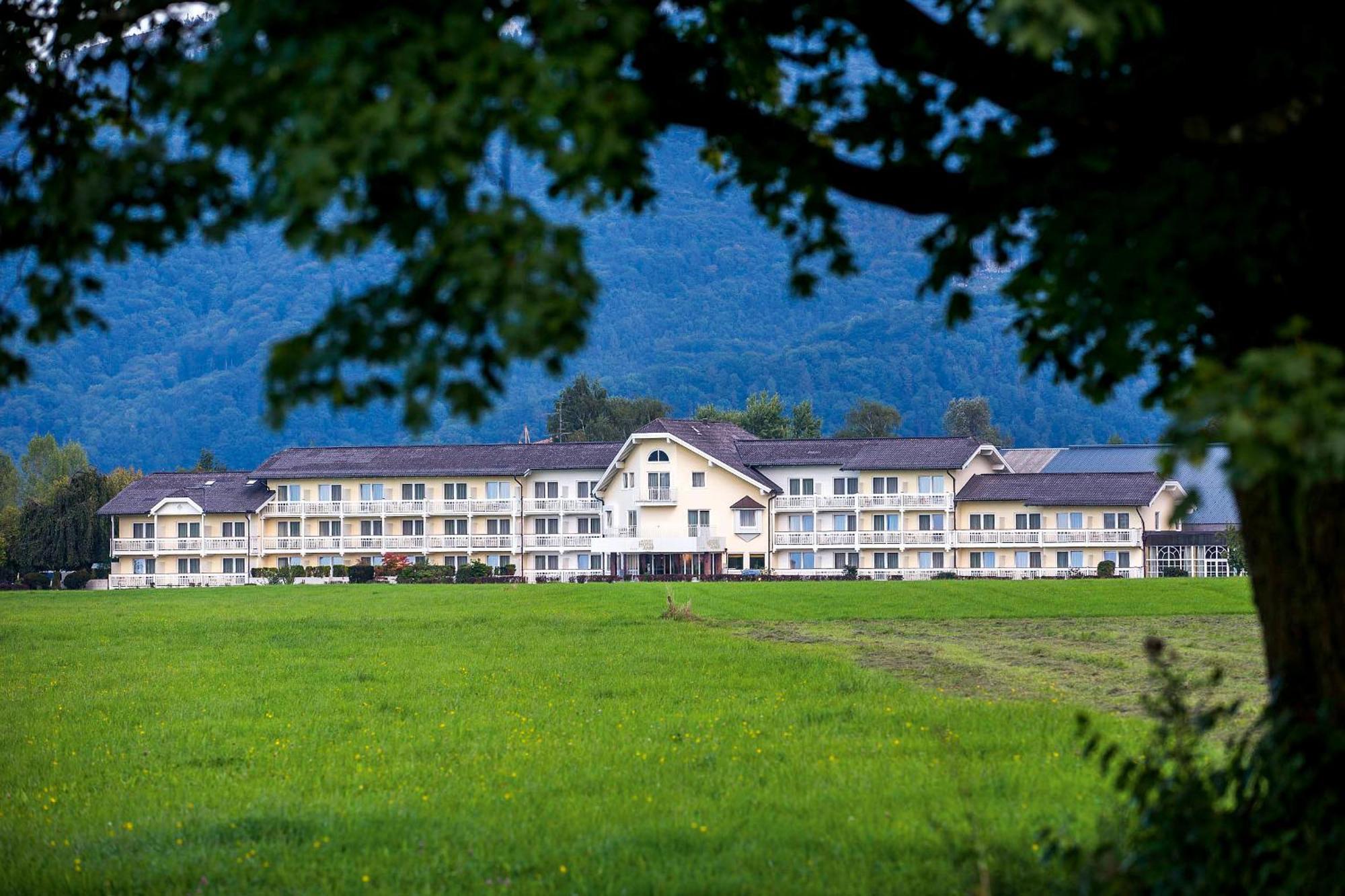 Momentum Hotel Аниф Екстериор снимка