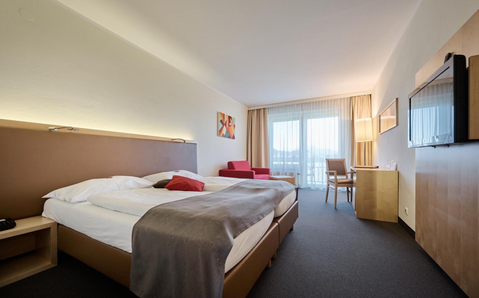 Momentum Hotel Аниф Екстериор снимка