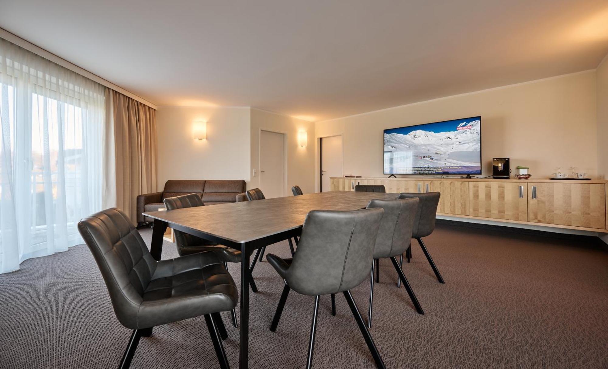 Momentum Hotel Аниф Екстериор снимка