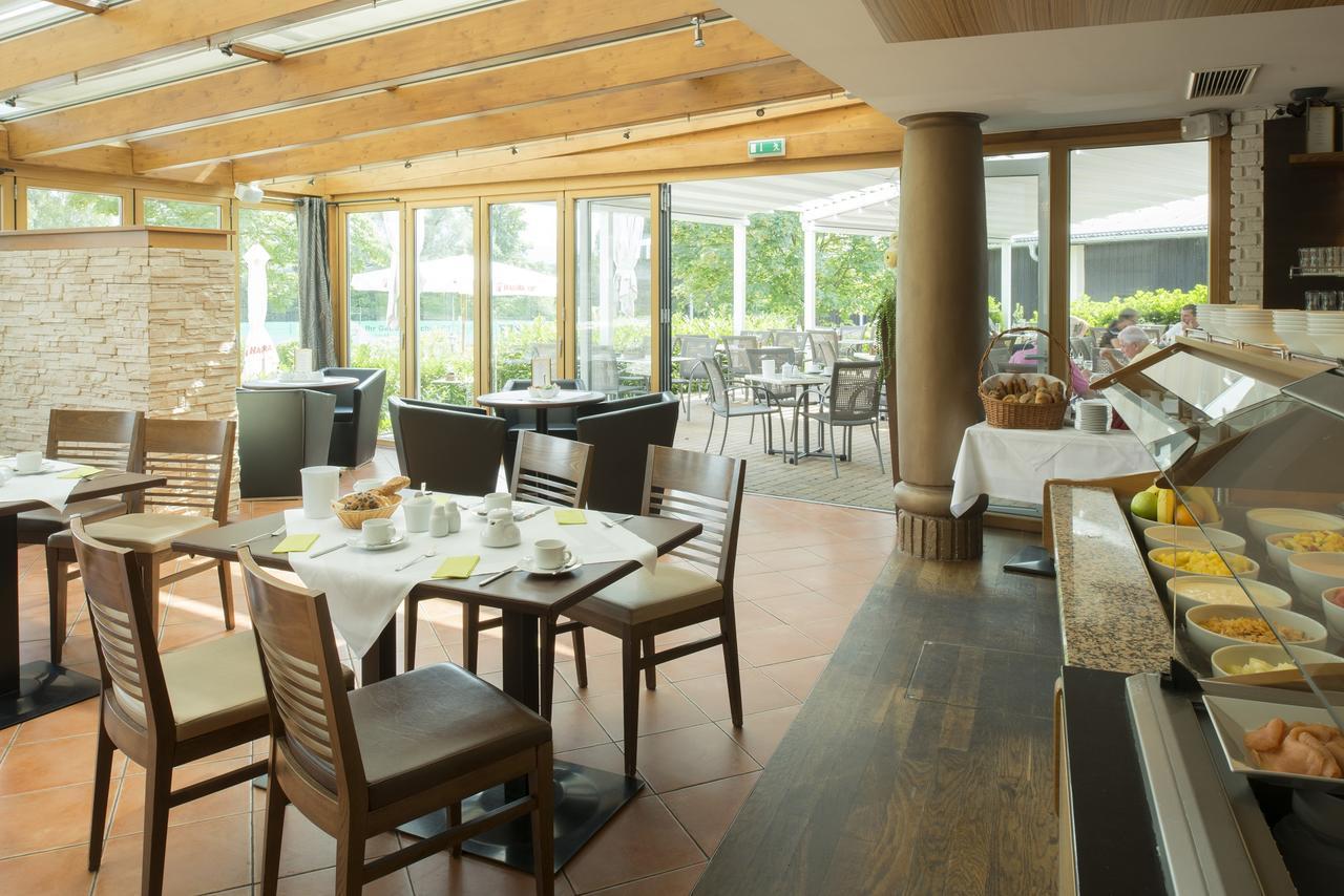Momentum Hotel Аниф Екстериор снимка