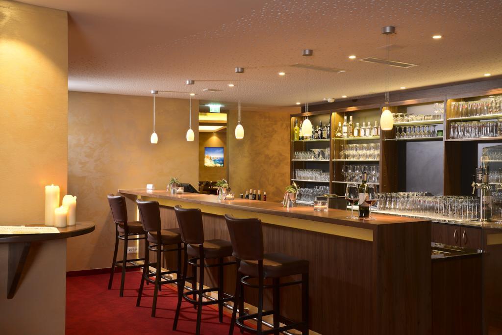 Momentum Hotel Аниф Екстериор снимка